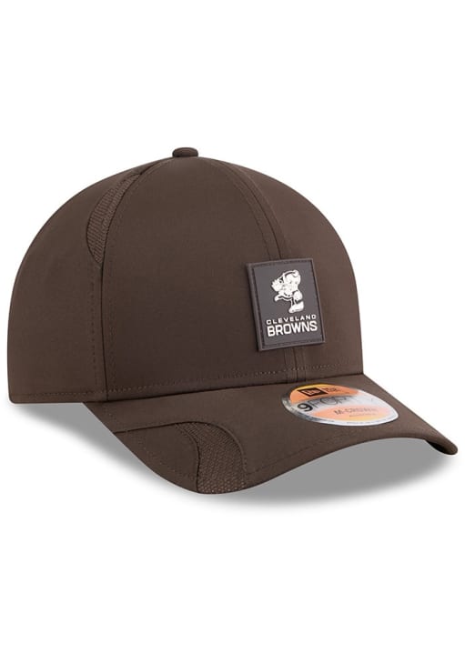 New Era Cleveland Browns BROWN 2025 NFL Sideline 9FORTY M Crown