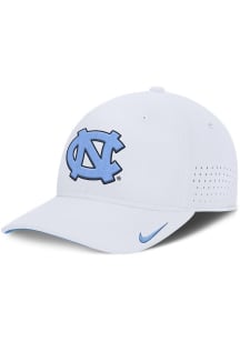 Nike North Carolina Tar Heels Mens White NIKE DRI-FIT CLUB GAMEDAY STR AEROBILL SWOOSHFLEX CAP Fle..