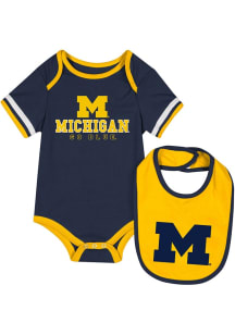 Colosseum Michigan Wolverines Baby Blue The Gift Set One Piece with Bib