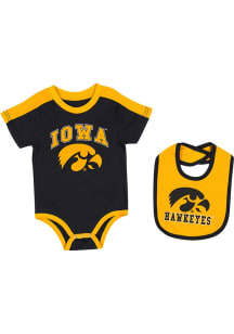 Colosseum Iowa Hawkeyes Baby Gold Encore Set One Piece with Bib