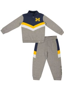 Colosseum Michigan Wolverines Toddler Blue Clarence Set Top and Bottom