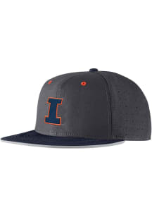Nike Illinois Fighting Illini Mens Grey Pro Flat Brim Round Visor Aero Perf Fitted Hat