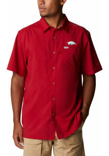 Columbia Arkansas Razorbacks Mens Cardinal Slack Tide Flag Short Sleeve Dress Shirt