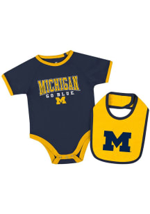 Colosseum Michigan Wolverines Baby Blue Bingo Set One Piece with Bib