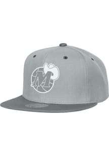 Mitchell and Ness Dallas Mavericks Grey Evergreen Grey & White Mens Snapback Hat
