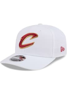 New Era Cleveland Cavaliers Evergreen Perform 9SEVENTY Stretch Snap Adjustable Hat - White