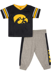 Colosseum Iowa Hawkeyes Infant Black All Day Set Top and Bottom