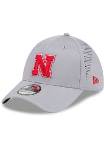New Era Nebraska Cornhuskers Mens Silver Mid Perf 39THIRTY Flex Hat