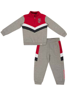 Colosseum Wisconsin Badgers Toddler Grey Clarence Set Top and Bottom
