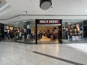 Rally House Woodfield Mall INTERIOR